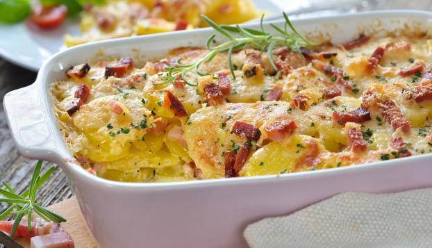 Batata cremosa com bacon gratinada é uma opção perfeita de acompanhamento para um almoço de domingo!