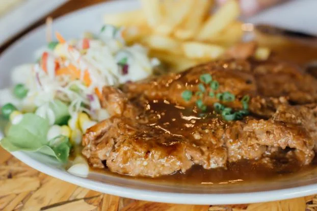 Bife de porco com molho de cebola e vinho, uma receita recordista no quesito sabor, economia e praticidade