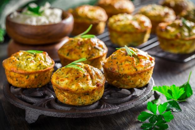 Bolinho de quinoa e abobrinha é um ótimo lanche nutritivo que você vai ver hoje: receita simples e as crianças amam!