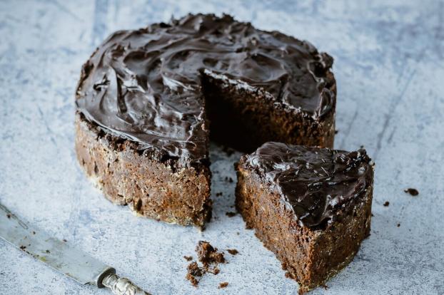 “Facilíssimo e muito saboroso”: use abobrinhas para fazer um apetitoso bolo de chocolate sem glúten e muito úmido