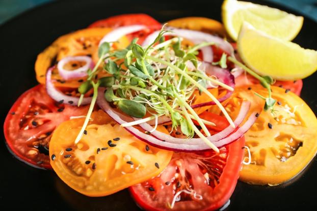 Carpaccio de tomate receita de italiano: receita é saborosa e fica pronta em pouquíssimo minutos