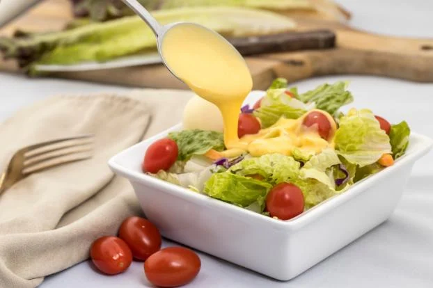 O molho leve de salada com poucos ingredientes que você vai viciar