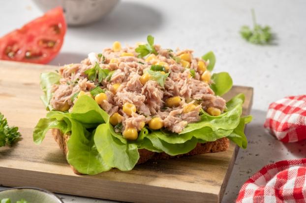 Salada de atum em lata com 4 ingredientes feito em 5 minutos para um jantar rápido