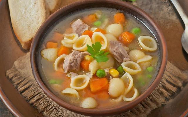 Sopa com legumes e macarrão